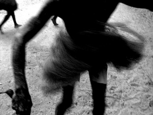 Ein Tänzer im Zustand der Trance während einer seltenen Regen-Zeremonie am Fluss Mono im Westen Benins. Sein Gesicht ist zum Schutz vor bösen Geistern mit einer Maismaske bedeckt. Wird dem Tänzer der Bastrock übergestreift, werden die brachialen Energien freigesetzt. Sie vereinigen sich mit den Göttern.